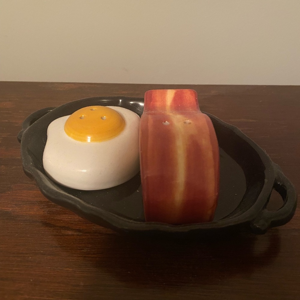 Pioneer Woman Bacon and Eggs salt and pepper shakers
